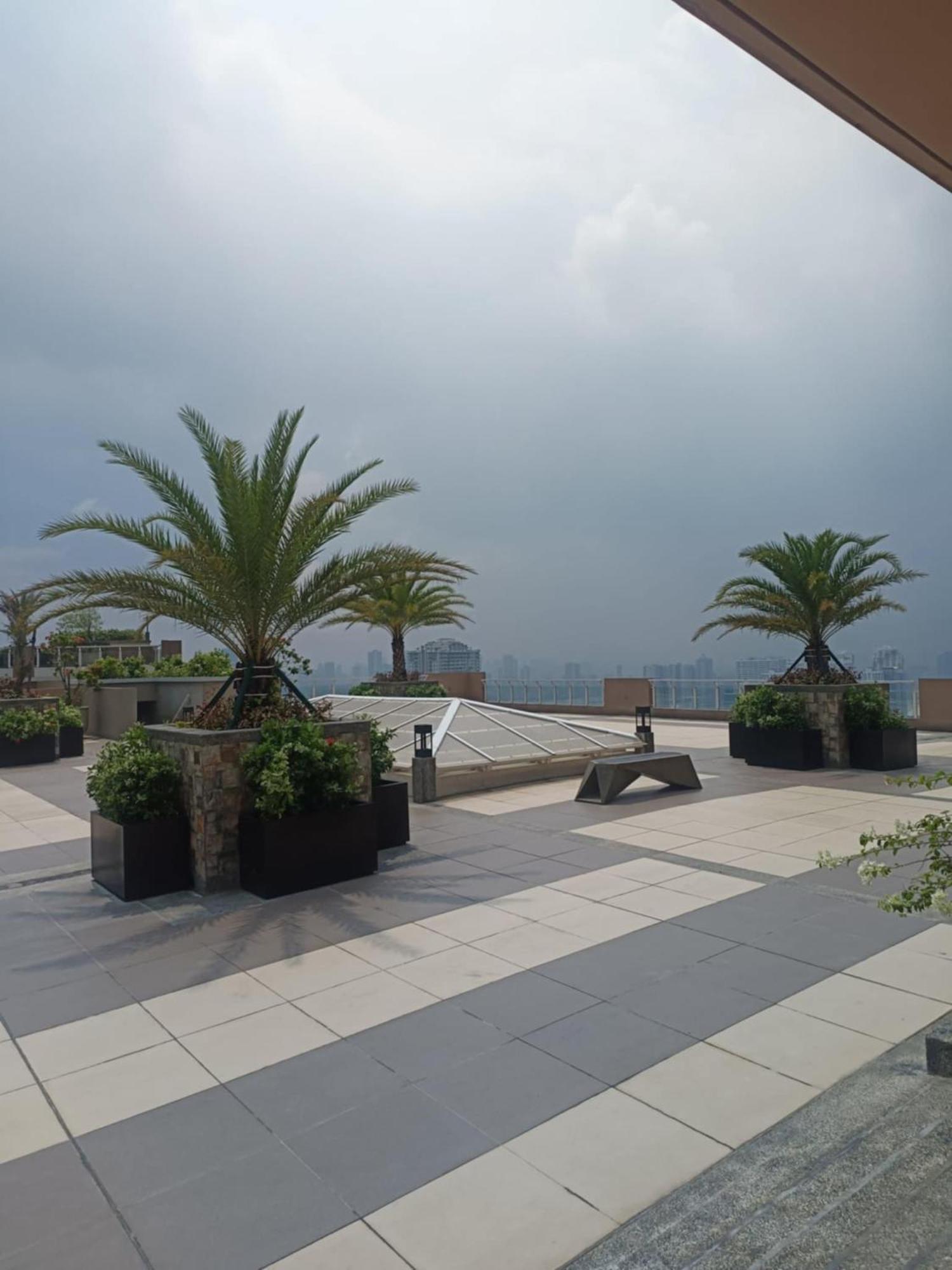 Infina Towers Aparthotel Bandar Quezon Luaran gambar